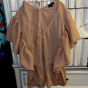 Medium tan ruffle sleeve shirt GiGio NWOT